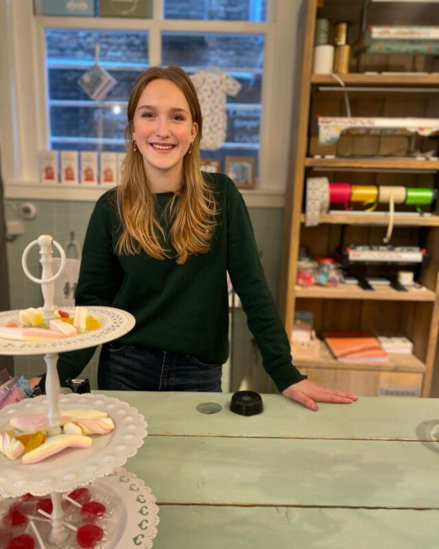 Hoihoi!
Ik ben Annebel van het Michael College en ik kom hier 2 weken stage lopen. Ik kom hier al jaren met mijn moeder als klant. En nu ga ik hier gezellig stage lopen! Voor mijn stage opdracht ga ik leuke posts maken voor Instagram en Facebook van Dot en Julot. En ik heb gelijk een vraag voor jullie. Wat willen jullie graag extra zien op onze Instagram en facebook deze weken? Denk bv aan Sale of nieuwe collectie of juist de kadootjes. Ik hoor het graag! Liefs Annebel #kinderkledingwinkel #stagaire #breda #kinderwinkelbreda #michaelcollege