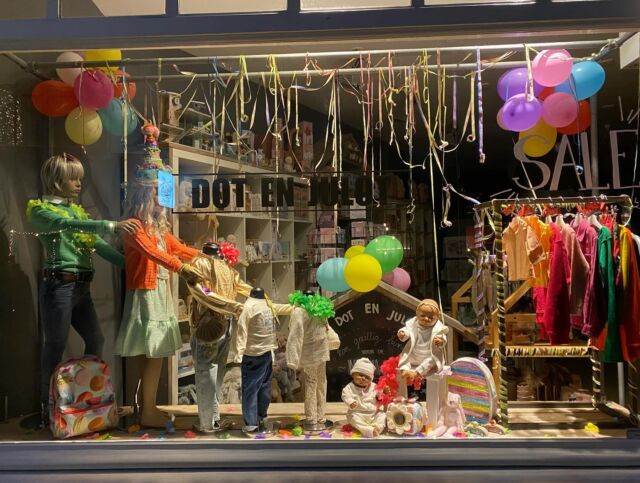 3x raden waar Annebel en Neeltje al helemaal mee bezig zijn:) Dus ook onze Dotjes in de etalage moesten er aan geloven! #nieuweetalage #polonaise #carnaval #bredacity #dotenjulot #kinderwinkel #nieuwecollectie #sale #zondagenmaandaggesloten #dinsdaggewoonweeropen #welkom